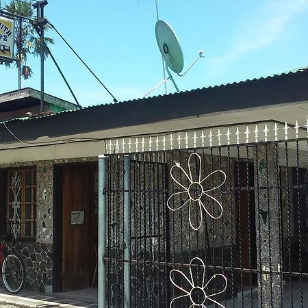Cabinas Smith 2 Cahuita Exterior photo